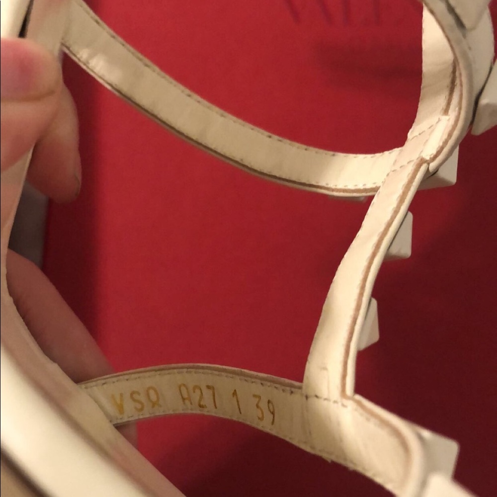 🛑 SOLD🛑Valentino Garavani Rockstud T-Strap Caged - Picture 8 of 8